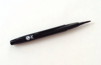 Loose Button Lip Brush